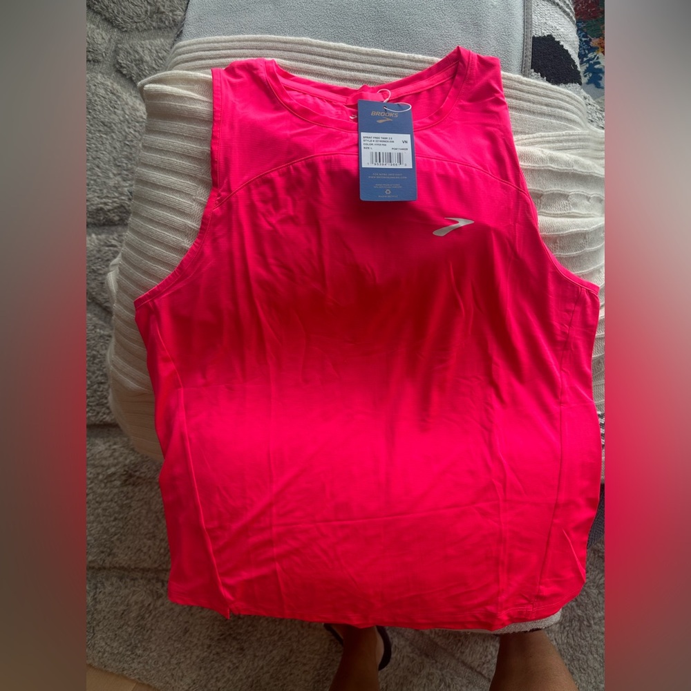 Brooks tank NWT